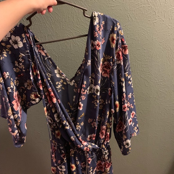 Dresses - Picture 6 of 8